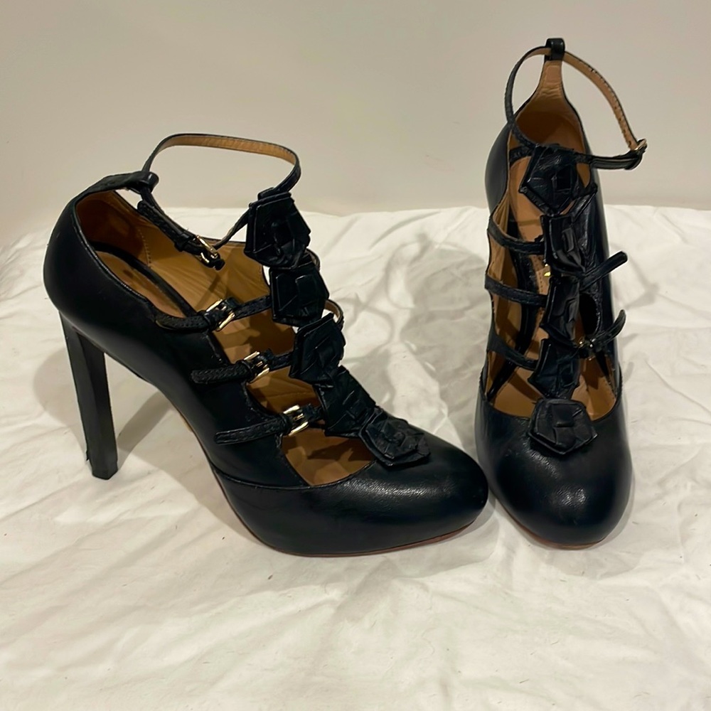 L.A.M.B. Women’s black leather strappy w/ Rosettes closed toe heels size 6